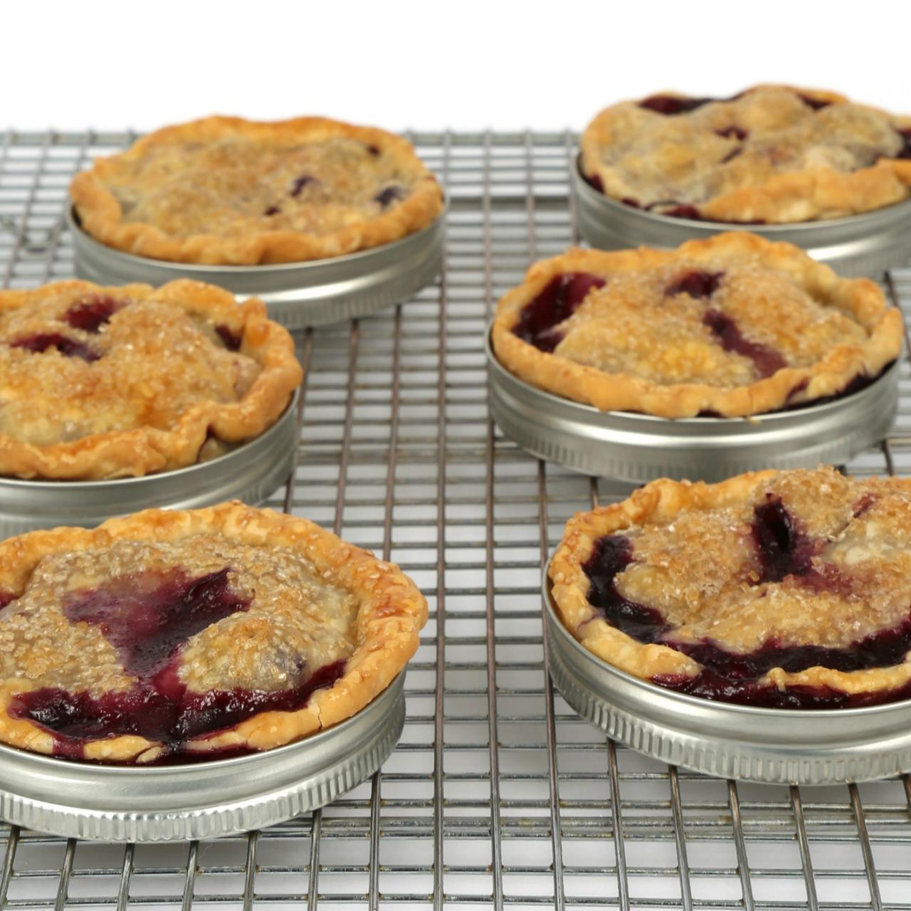 https://food.fnr.sndimg.com/content/dam/images/food/fullset/2016/5/25/2/FN_mason-jar-berry-pies_s4x3.jpg.rend.hgtvcom.1280.1280.suffix/1464362839953.jpeg