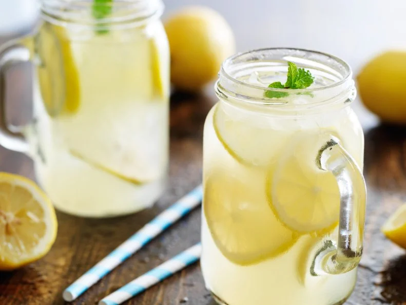 lemonade in jar with ice and mint