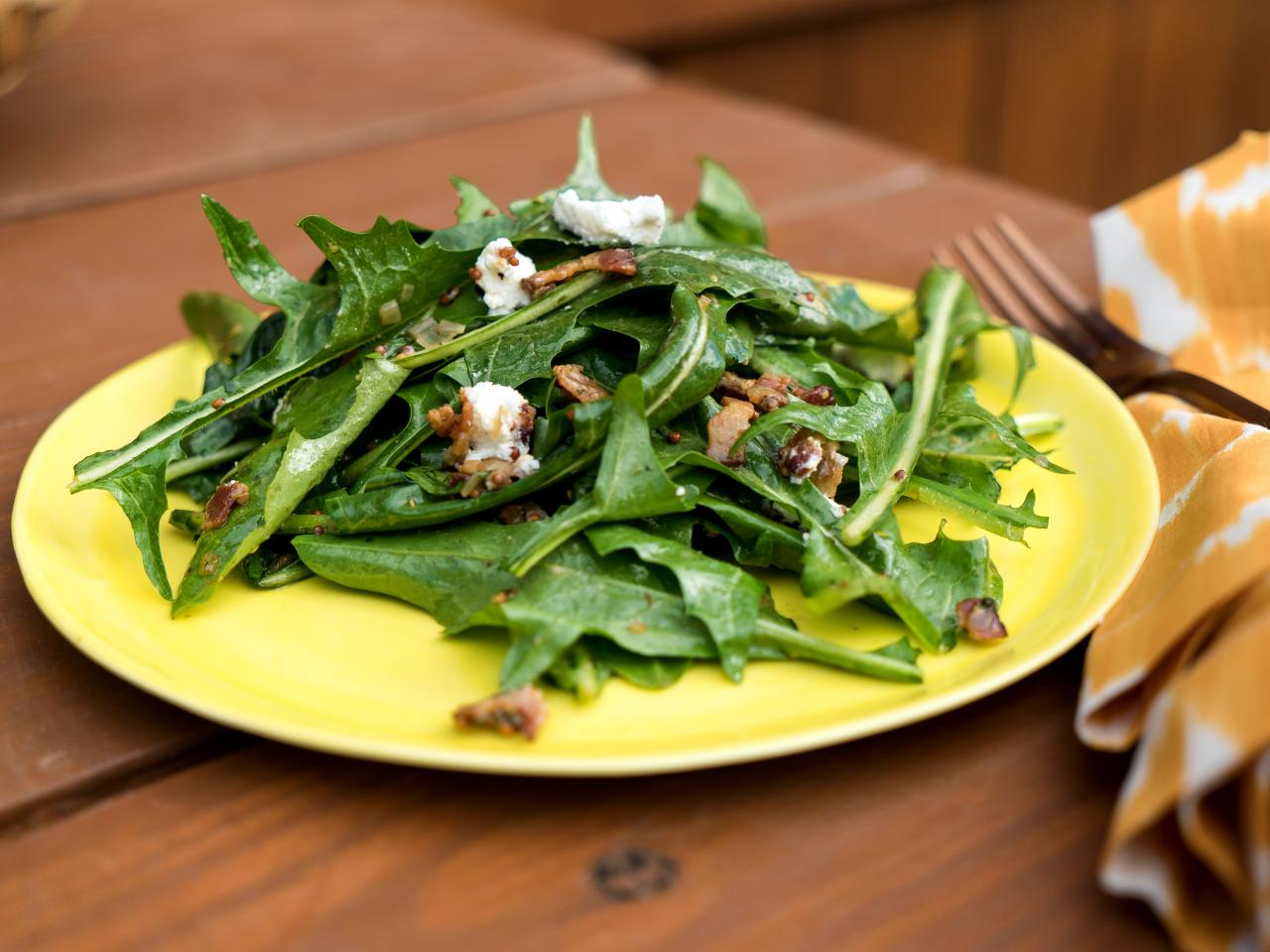 https://food.fnr.sndimg.com/content/dam/images/food/fullset/2016/5/9/1/KC0911H_Dandelion-Green-Salad-with-a-Warm-Bacon-and-Shallot-Vinaigrette_s4x3.jpg.rend.hgtvcom.1280.960.suffix/1462894240634.jpeg