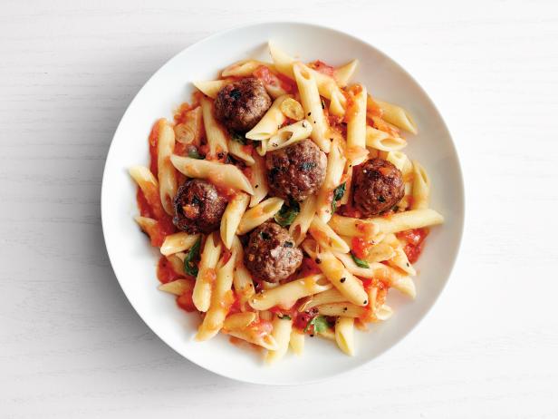 https://food.fnr.sndimg.com/content/dam/images/food/fullset/2016/6/12/3/FNM070116_Penne-with-Vodka-Sauce-and-Mini-Meatballs-recipe_s4x3.jpg.rend.hgtvcom.616.462.suffix/1465939620872.jpeg