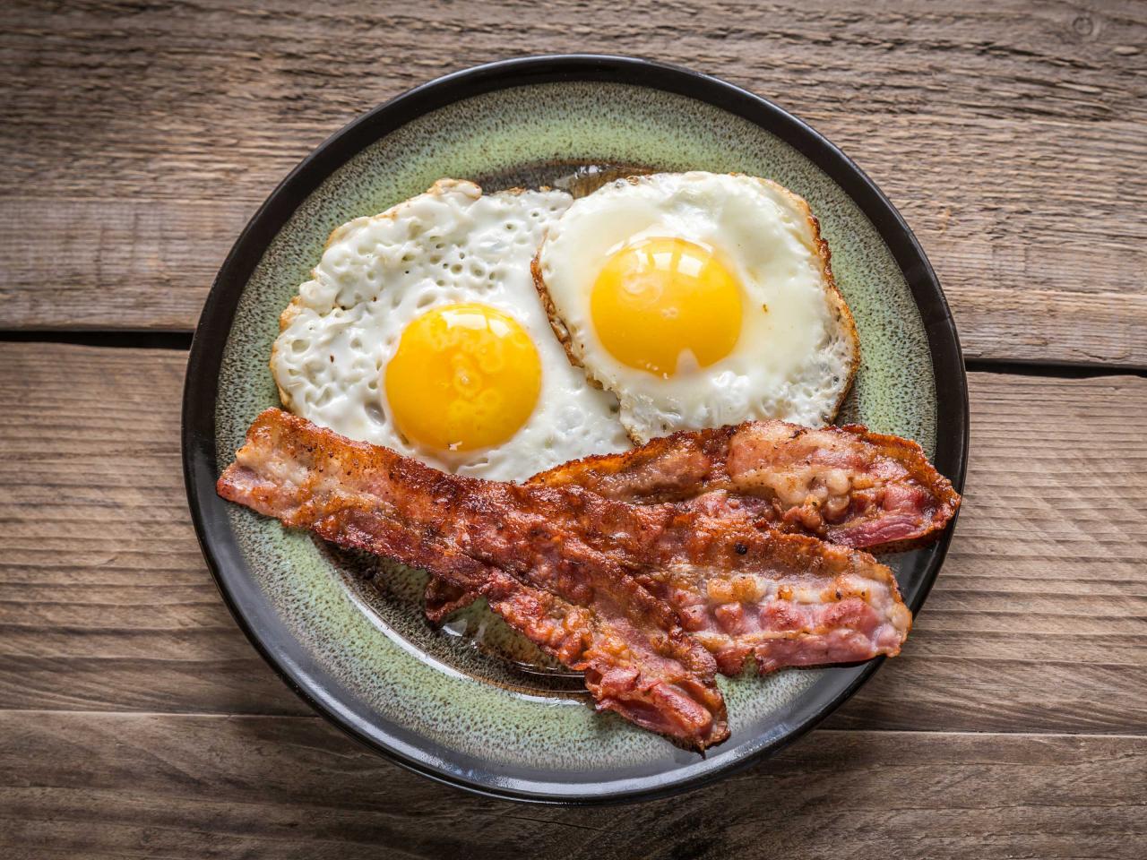 Vermicular  Sunny-Side Up Eggs and Bacon