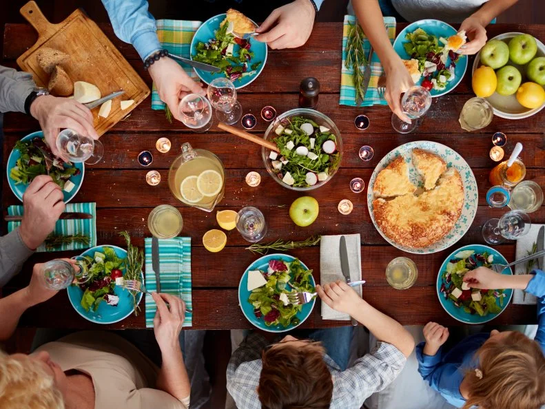 Multi-generation family having a delicious dinner