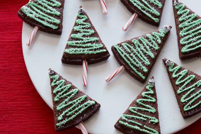 https://food.fnr.sndimg.com/content/dam/images/food/fullset/2016/7/21/4/FNK_Christmas-Tree-Brownies_s4x3.jpg.rend.hgtvcom.406.271.suffix/1470277983961.jpeg