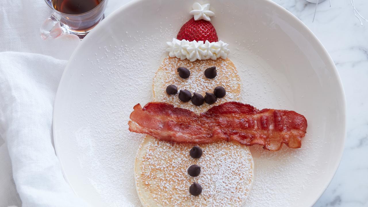 https://food.fnr.sndimg.com/content/dam/images/food/fullset/2016/7/21/4/FNK_Snowman-Pankcakes-with-Bacon-Scarves_s4x3.jpg.rend.hgtvcom.1280.720.suffix/1472105291954.jpeg