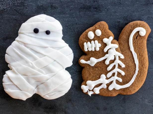 Gingerbread mummies and skeleton pets