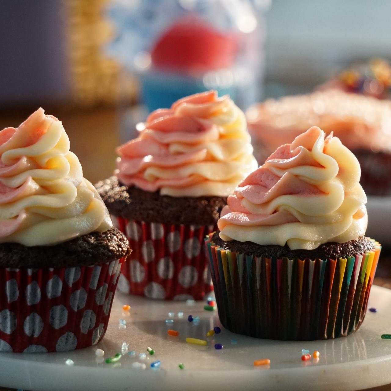 https://food.fnr.sndimg.com/content/dam/images/food/fullset/2016/8/10/1/VB0311H_Chocolate-Cupcakes-with-Neapolitan-Frosting_s4x3.jpg.rend.hgtvcom.1280.1280.suffix/1470981821601.jpeg