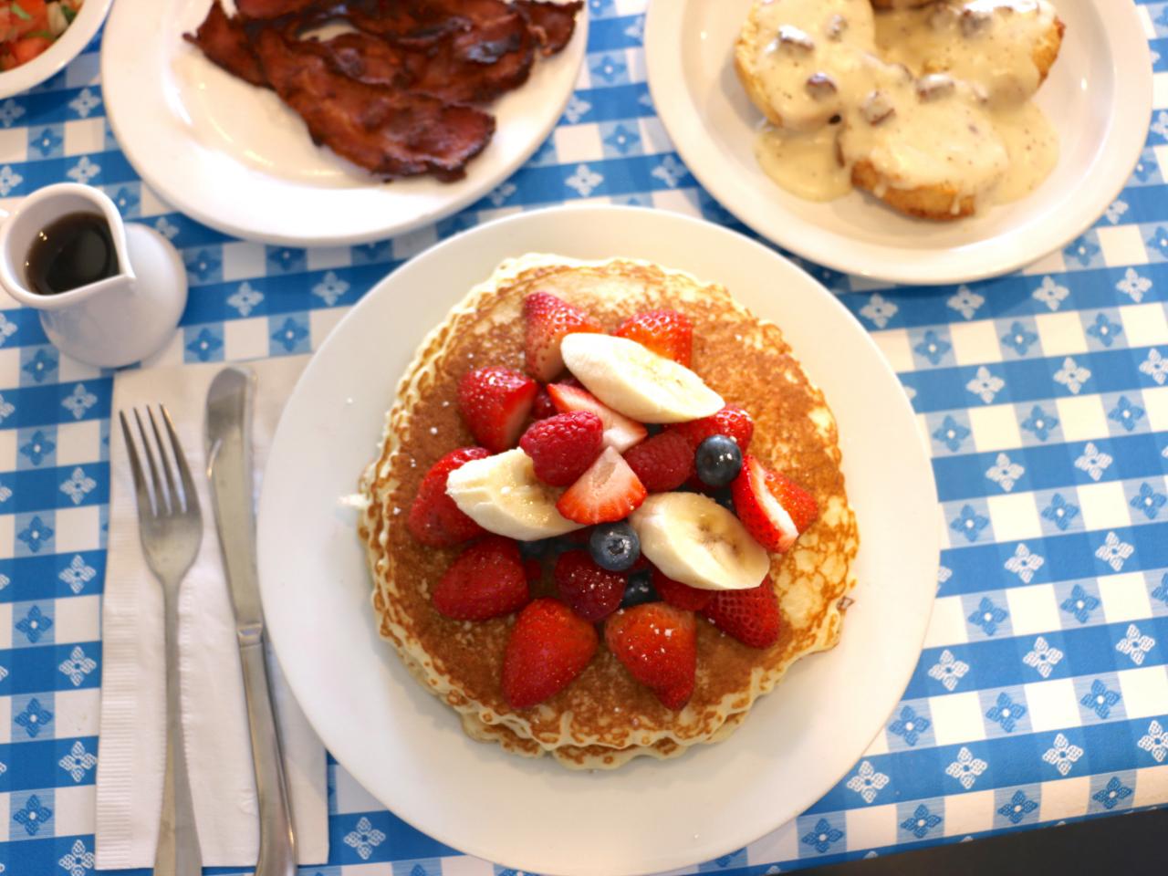 https://food.fnr.sndimg.com/content/dam/images/food/fullset/2016/8/9/0/FN_Mom-and-Pop-John-O-Groats-Pancakes-with-Fruit_s4x3.jpg.rend.hgtvcom.1280.960.suffix/1470798123960.jpeg