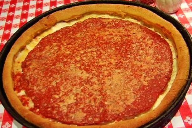 https://food.fnr.sndimg.com/content/dam/images/food/fullset/2016/9/28/1/EV0105_Ginos-East-Deep-Dish-Pizza_s4x3.jpg.rend.hgtvcom.616.411.suffix/1475107223822.jpeg