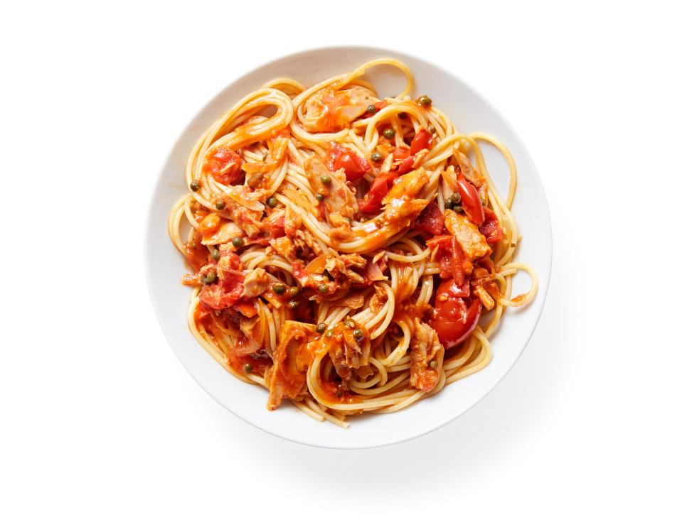 Круглые спагетти. Макароны с тунцом в томатном соусе. Паста с тунцом в томатном соусе. Макароны с пивом. Соус к лапше