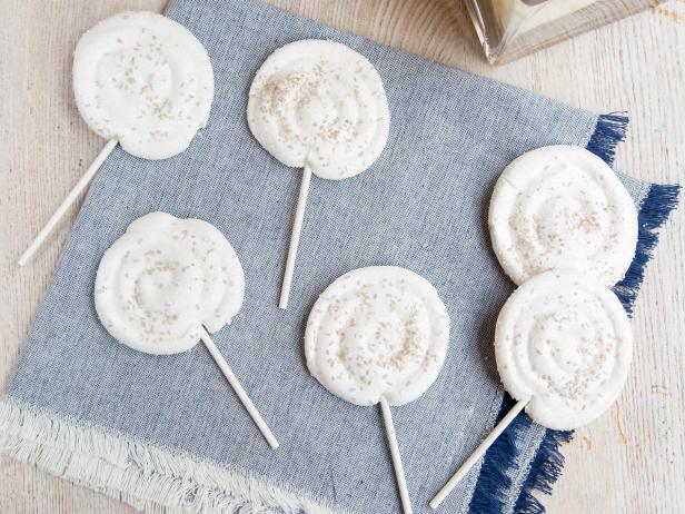 Peppermint Meringue Lollipops image