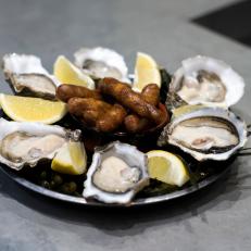 2016 december 13, oysters platter at l'avant du comptoir de la mer. Paris, France.