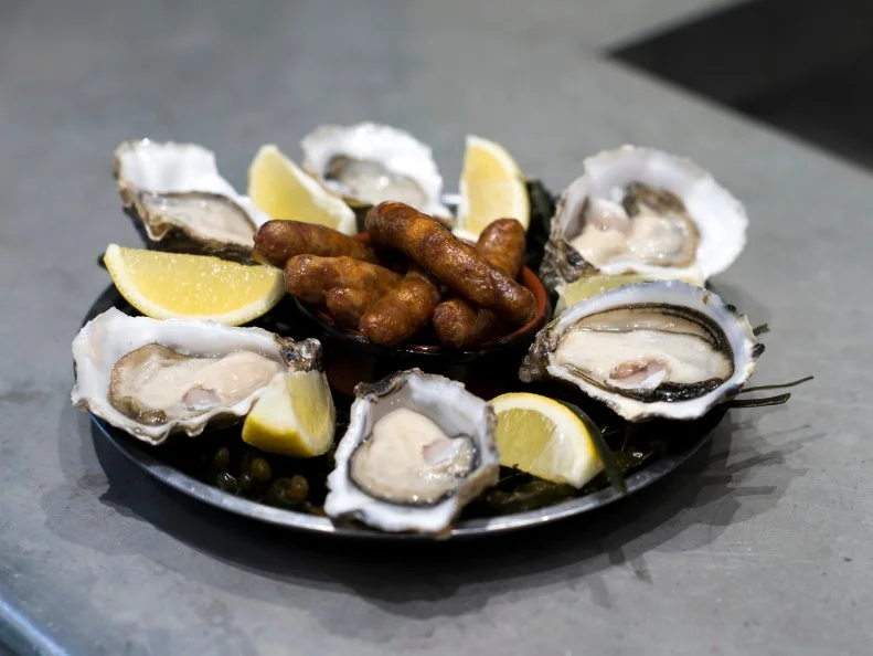 2016 december 13, oysters platter at l'avant du comptoir de la mer. Paris, France.