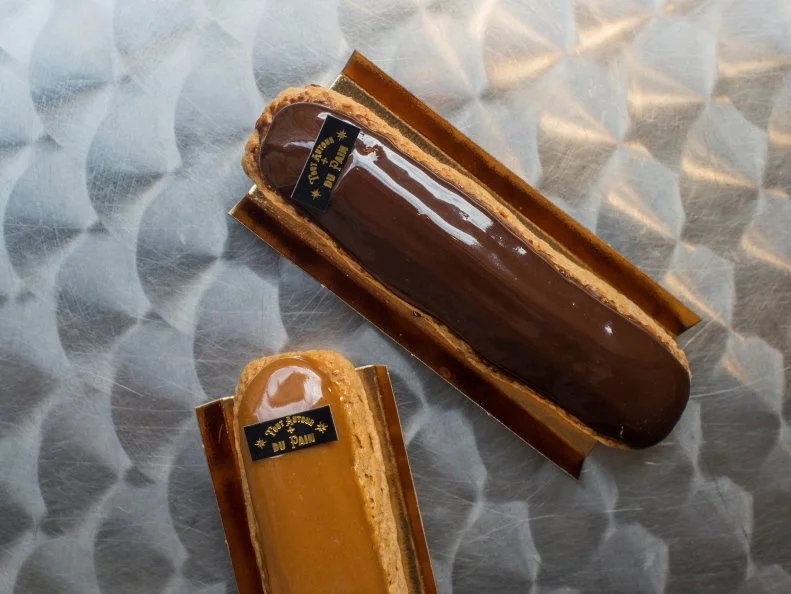 2016 december 16, Èclair au chocolat at autour du pain, paris, France.