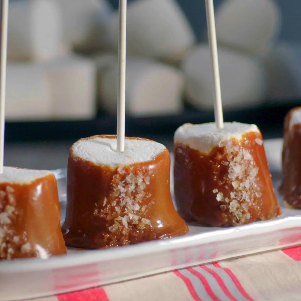 https://food.fnr.sndimg.com/content/dam/images/food/fullset/2017/10/10/0/DY0111H_Salted-Caramel-Dipped-Marshmallows_s4x3.jpg.rend.hgtvcom.1280.1280.suffix/1507664843171.webp