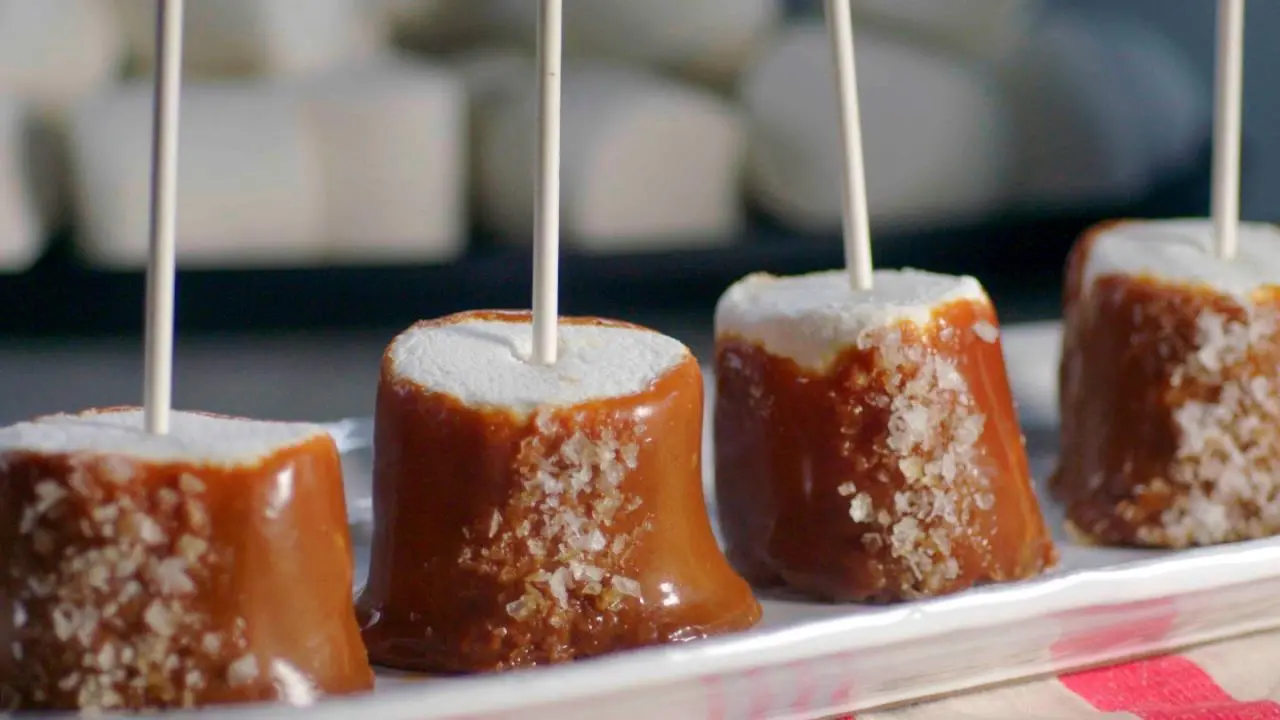 https://food.fnr.sndimg.com/content/dam/images/food/fullset/2017/10/10/0/DY0111H_Salted-Caramel-Dipped-Marshmallows_s4x3.jpg.rend.hgtvcom.1280.720.suffix/1507664843171.webp