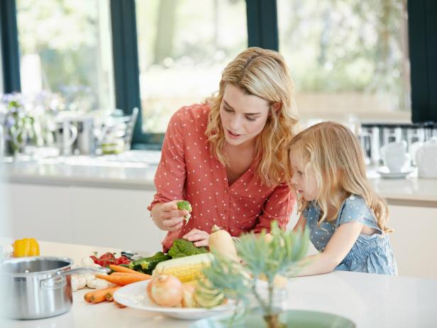 https://food.fnr.sndimg.com/content/dam/images/food/fullset/2017/10/20/0/FN_Healthy-Eating-Habits-Teaching-Mom-iStock_s4x3.jpg.rend.hgtvcom.616.462.suffix/1508540495087.jpeg