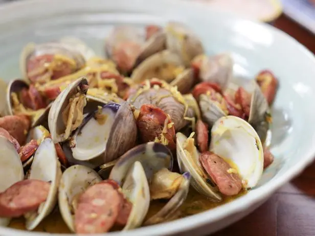 Steamed Clams with Spicy Garlic Bread Recipe | Valerie Bertinelli | Food Network