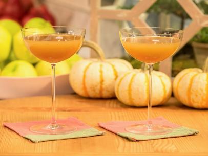 Geoffrey Zakarian makes a Peppery Pear Cocktail, as seen on Food Network's The Kitchen