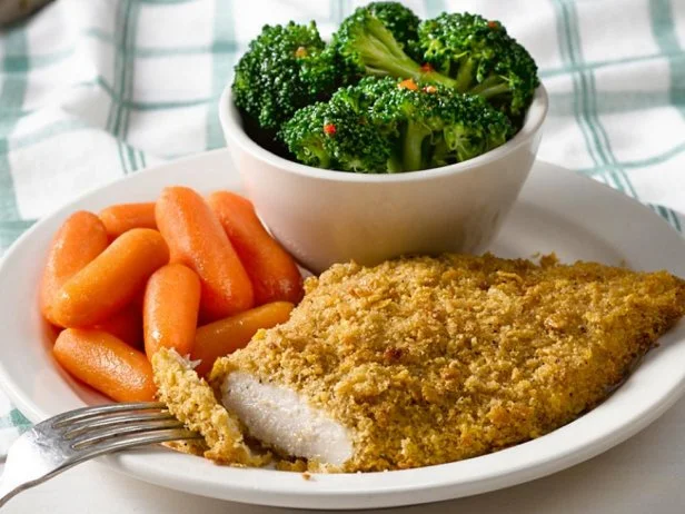 The Wholesome Fixinâ  s menu is the place to find better-for-you options at this classic comfort food restaurant. Pair the Buttermilk Oven-Fried Chicken or Pecan-Crusted Catfish with lower-sodium, veggie-focused sides, such as mashed potatoes and steamed broccoli, or Brussels sprouts and kale salad with apple slices. If youâ  re there for breakfast, try out the steel-cut Apple nâ   Cinnamon Oatmeal. Youâ  ll get whole grains, fruit and pecans for a stick-to-your-ribs breakfast.