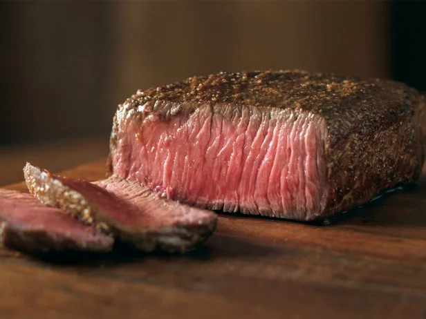 Check out the Under 600 Calorie menu to instantly find individual dishes thatâ  ll deliver 600 calories or fewer, including crab-stuffed mushrooms and grilled salmon with vegetables. As an alternative, piece together a meal from the rest of the menu: Outbackâ  s dietitians suggest the wood-fired shrimp with barbecue sauce and a plain sweet potato.  Weâ  d also recommend the 6-ounce Outback Center-Cut Sirloin for 210 calories and 3 grams of saturated fat, 520 mg of sodium and 38 protein, paired with sauteed mushrooms and a plain sweet potato.