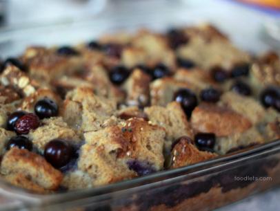 https://food.fnr.sndimg.com/content/dam/images/food/fullset/2017/11/28/0/fnd_foodlets-blueberry-french-toast.jpg.rend.hgtvcom.406.305.suffix/1511958043597.jpeg