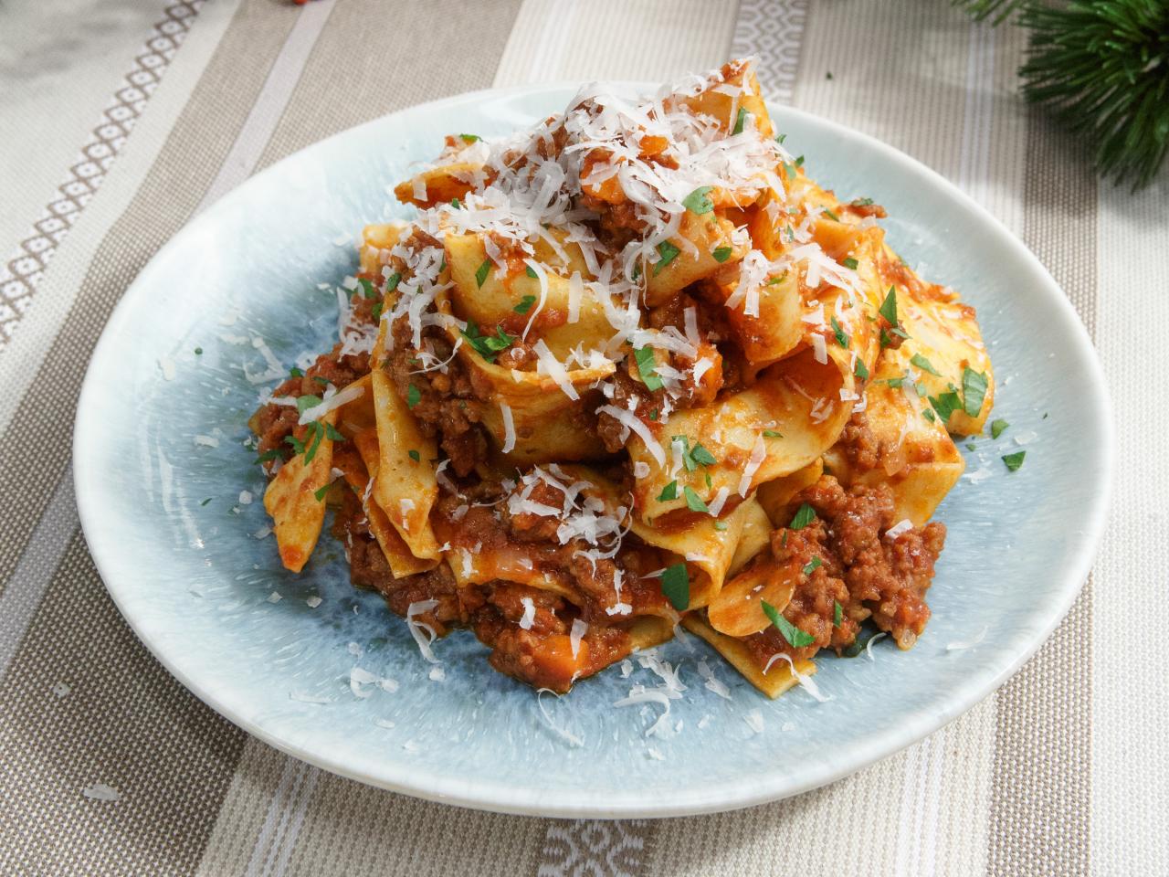 https://food.fnr.sndimg.com/content/dam/images/food/fullset/2017/11/7/0/KC1508_Pappardelle-with-Sausage-and-Beef-Bolognese-Sauce_s4x3.jpg.rend.hgtvcom.1280.960.suffix/1510075667284.jpeg