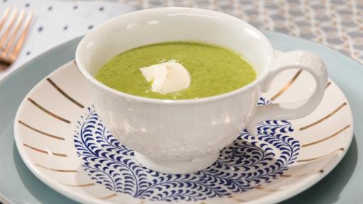 https://food.fnr.sndimg.com/content/dam/images/food/fullset/2017/12/9/0/JE0301H_Warm-Arugula-Vichyssoise_s4x3.jpg.rend.hgtvcom.511.288.suffix/1512875789814.jpeg