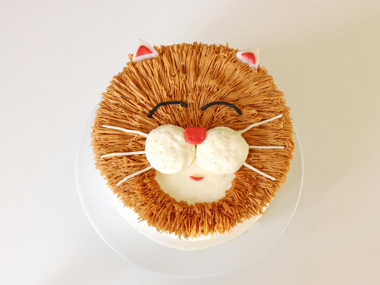 Cute cat with cake birthday Royalty Free Vector Image