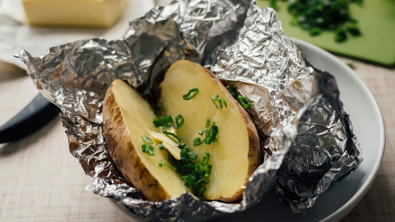 Why it's a bad idea to protect your oven with foil (and 2 easy