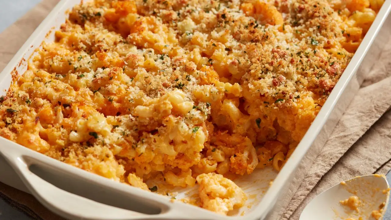 Buffalo Cauliflower Baked Mac and Cheese