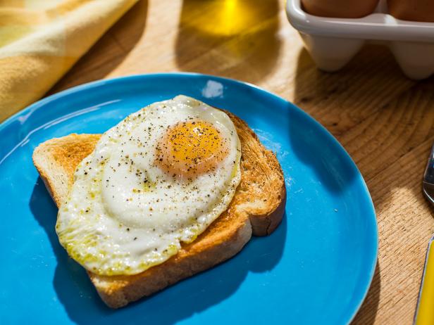 Jeff Mauro shows the trick to not over cooking a fried egg, as seen on Food Network's The Kitchen