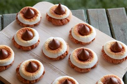 https://food.fnr.sndimg.com/content/dam/images/food/fullset/2017/3/16/0/FNK_Smores-Blossom-Cookies_s4x3.jpg.rend.hgtvcom.406.271.suffix/1489704093293.jpeg