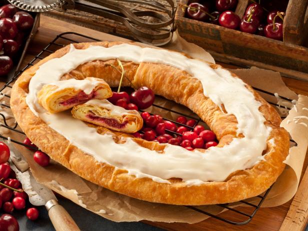 https://food.fnr.sndimg.com/content/dam/images/food/fullset/2017/3/2/0/FN_iconic-wisconsin-restaurants-o-h-bakery-danish-kringle_s4x3.jpg.rend.hgtvcom.616.462.suffix/1488491943069.jpeg