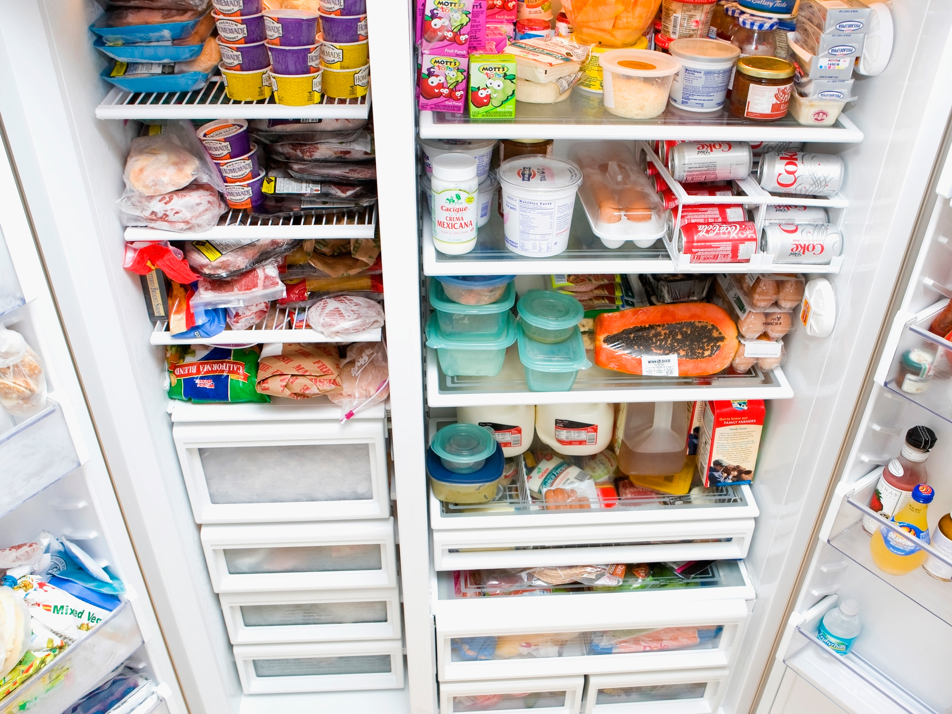 Товар всегда нужно. Холодильник с продуктами. Полный холодильник продуктов. Холодильник с едой. Хранение в холодильнике.