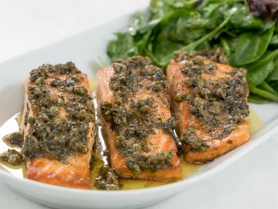 Salmon with lemon and caper sauce