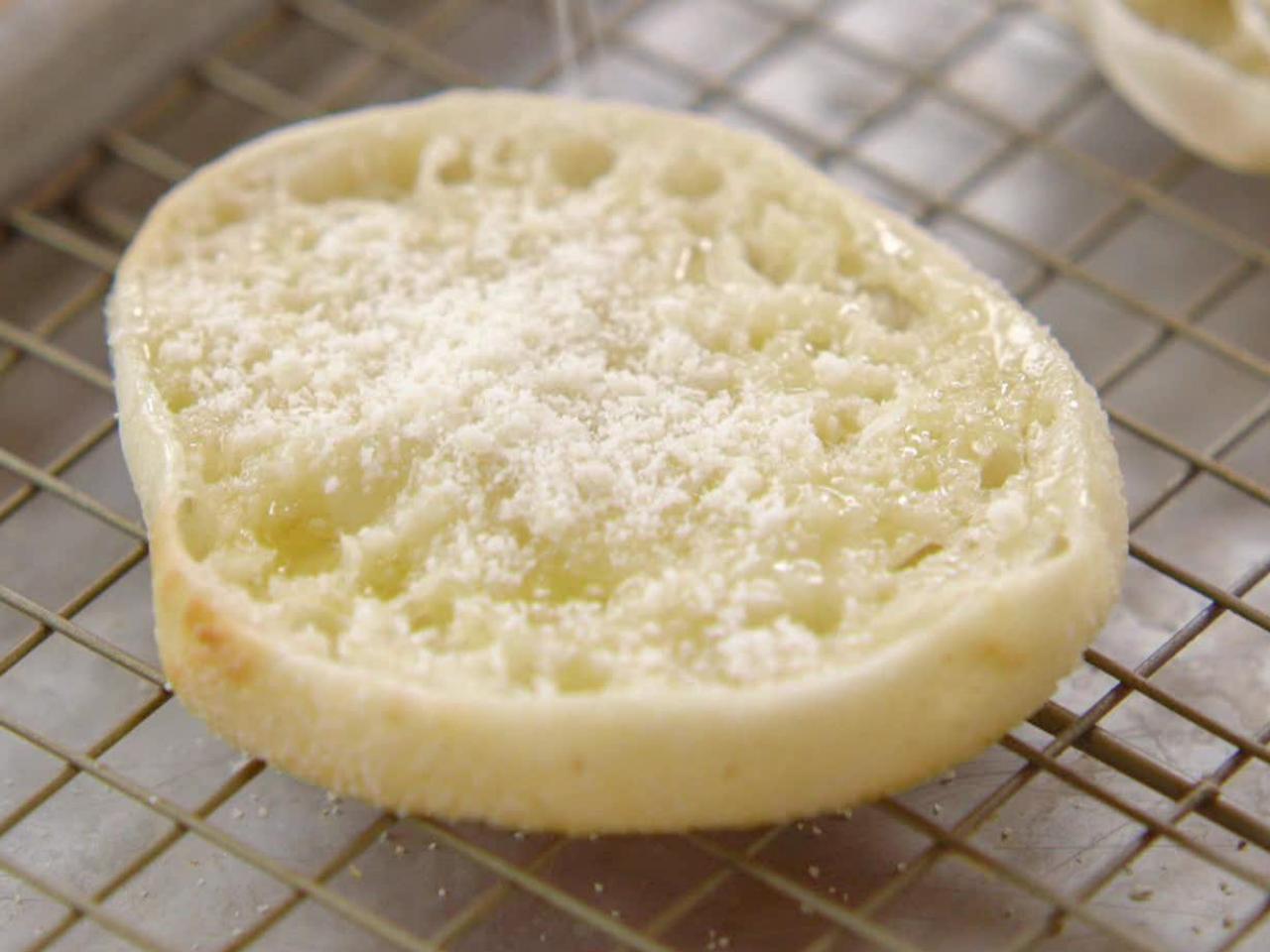 https://food.fnr.sndimg.com/content/dam/images/food/fullset/2017/4/19/0/WU1412H_Garlic-Butter-English-Muffins_s4x3.jpg.rend.hgtvcom.1280.960.suffix/1492630257026.jpeg