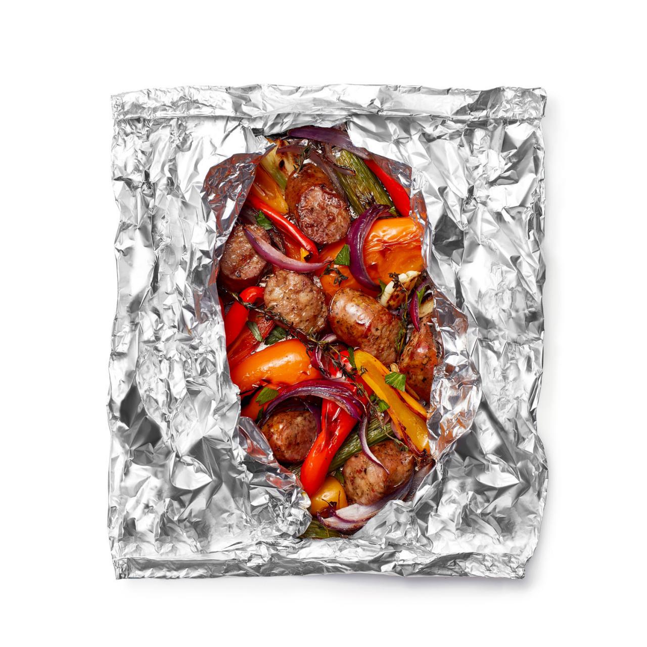 https://food.fnr.sndimg.com/content/dam/images/food/fullset/2017/6/10/0/FNM070117_Foil-Packet-Beer-Braised-Sausage-and-Peppers_s4x3.jpg.rend.hgtvcom.1280.1280.suffix/1497141411275.jpeg