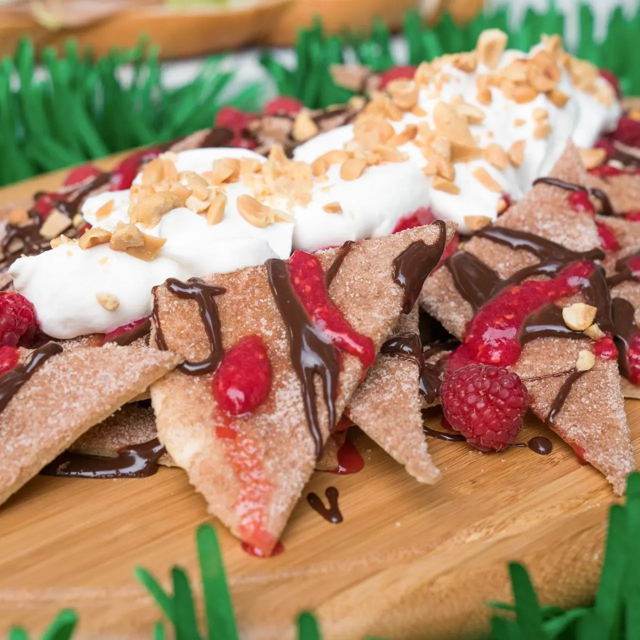 https://food.fnr.sndimg.com/content/dam/images/food/fullset/2017/8/7/0/YW1007H_Dessert-Nachos_s4x3.jpg.rend.hgtvcom.1280.1280.suffix/1502140300797.webp