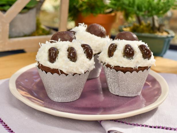 Geoffrey Zakarian makes Polar Bear Paw Cupcakes, as seen on Food Network's The Kitchen