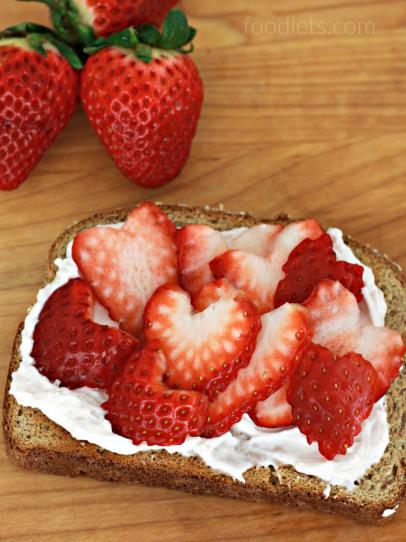 https://food.fnr.sndimg.com/content/dam/images/food/fullset/2018/1/25/0/fnd_foodlets-strawberry-toast.jpg.rend.hgtvcom.406.542.suffix/1517406780131.jpeg
