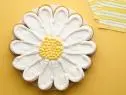 Food Network Kitchen’s Daisy Cake for W-Q4 2017 Flower Cakes, as seen on Food Network.