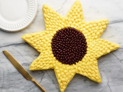 Food Network Kitchen’s Sunflower Cake for W-Q4 2017 Flower Cakes, as seen on Food Network.