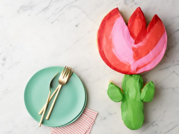 Premium Photo | Cream cake with tulip flowers