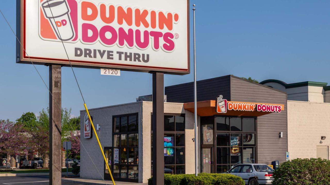 These valentine cups are so cute omg : r/DunkinDonuts