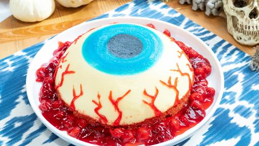 https://food.fnr.sndimg.com/content/dam/images/food/fullset/2018/10/18/KC1901_Giant-Eyeball-Cake_s4x3.jpg.rend.hgtvcom.511.288.suffix/1539882821589.jpeg