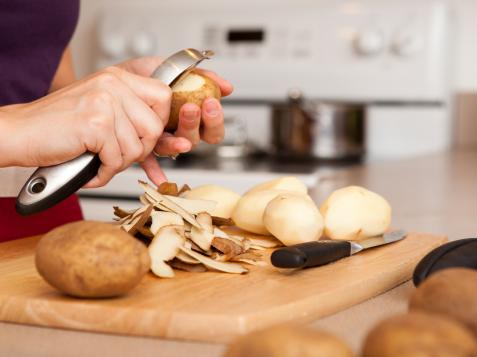 This Electric Peeler Can Peel a Whole Potato in 10 Seconds