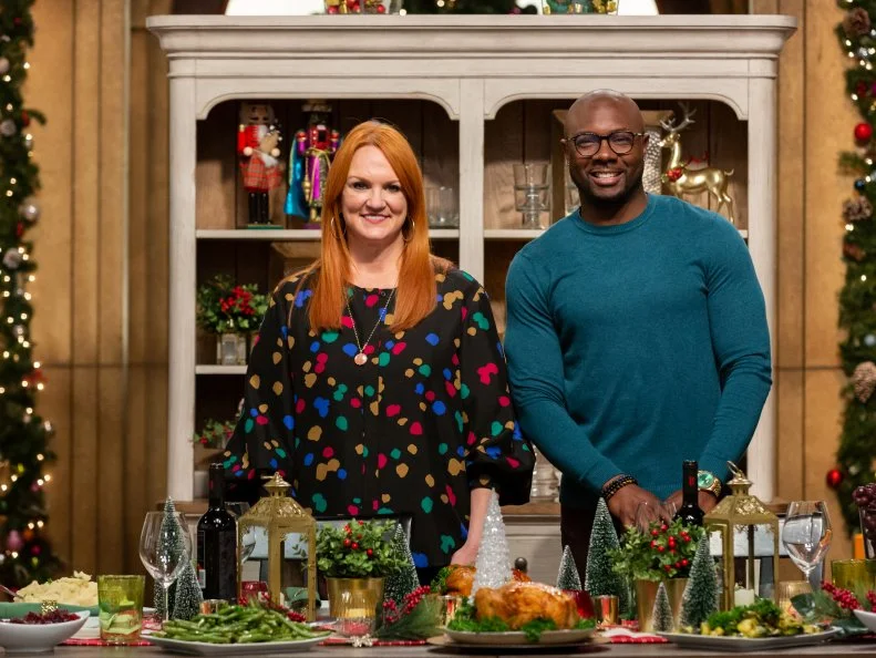 Host’s Eddie Jackson and Ree Drummond,as seen on Christmas Cookie Challenge, Season 5