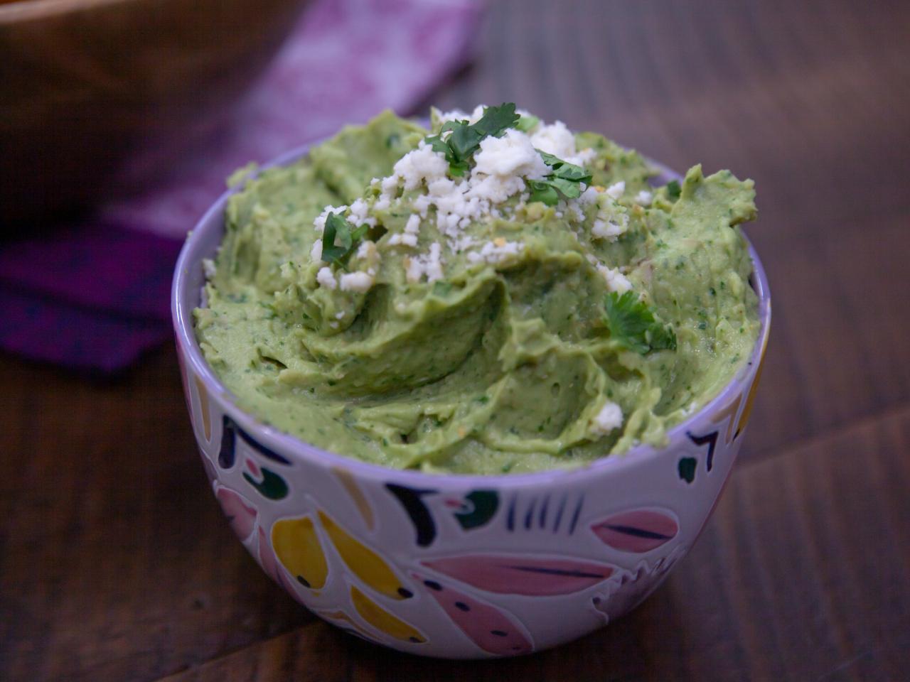 https://food.fnr.sndimg.com/content/dam/images/food/fullset/2018/11/16/0/QM0102_Avocado-Hummus_s4x3.jpg.rend.hgtvcom.1280.960.suffix/1542393832095.jpeg