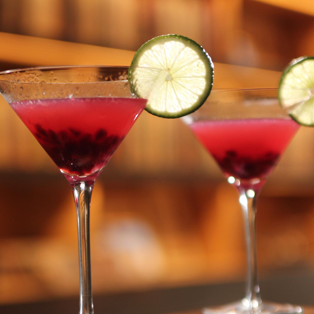 https://food.fnr.sndimg.com/content/dam/images/food/fullset/2018/11/20/0/BX1508_Poppins-Pomegranate-Gimlets_s4x3.jpg.rend.hgtvcom.1280.1280.suffix/1542723802332.jpeg