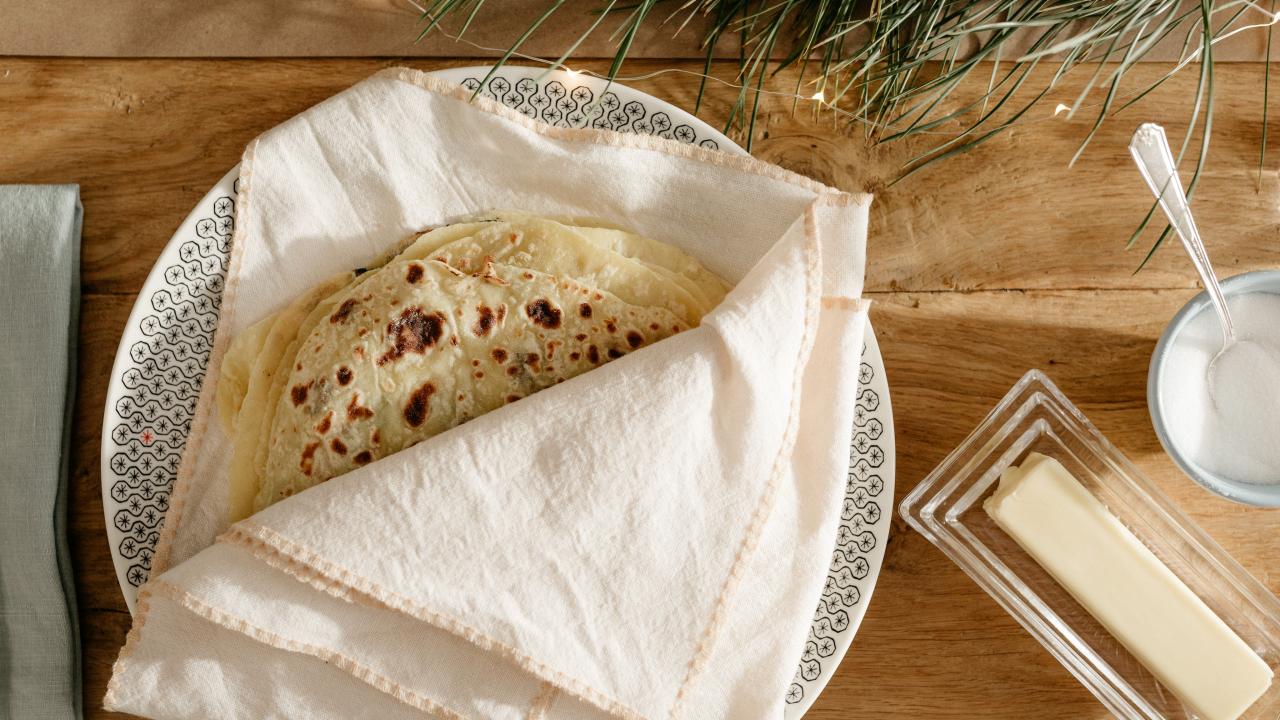 https://food.fnr.sndimg.com/content/dam/images/food/fullset/2018/11/20/0/MW0204_Potato-Flatbread-Lefse_s4x3.jpg.rend.hgtvcom.1280.720.suffix/1542723914716.jpeg